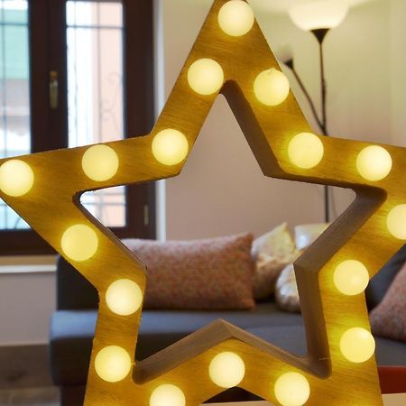 Apartamento San Jacinto Sevilla Bagian luar foto