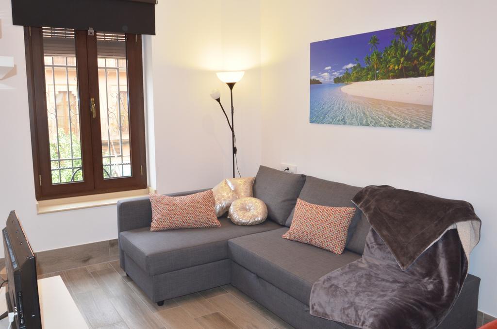 Apartamento San Jacinto Sevilla Bagian luar foto