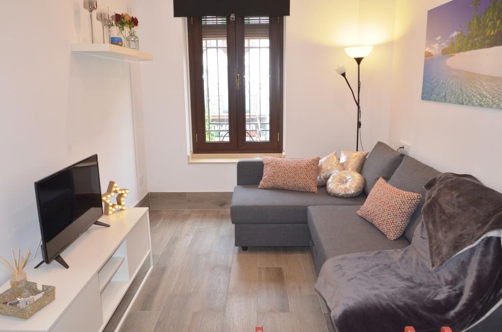 Apartamento San Jacinto Sevilla Bagian luar foto